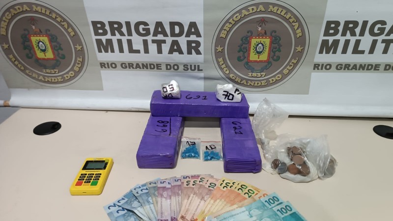 Drogas ilícitas como maconha, crack e ecstasy. Máquina de passar cartão de crédito e dinheiro.