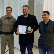 Deputado Estadual Issur Israel Koch recebendo a moeda do 25º BPM