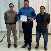 presidente do CONSEPRO Gustavo Felipe Wagner recebendo a moeda do 25º BPM

