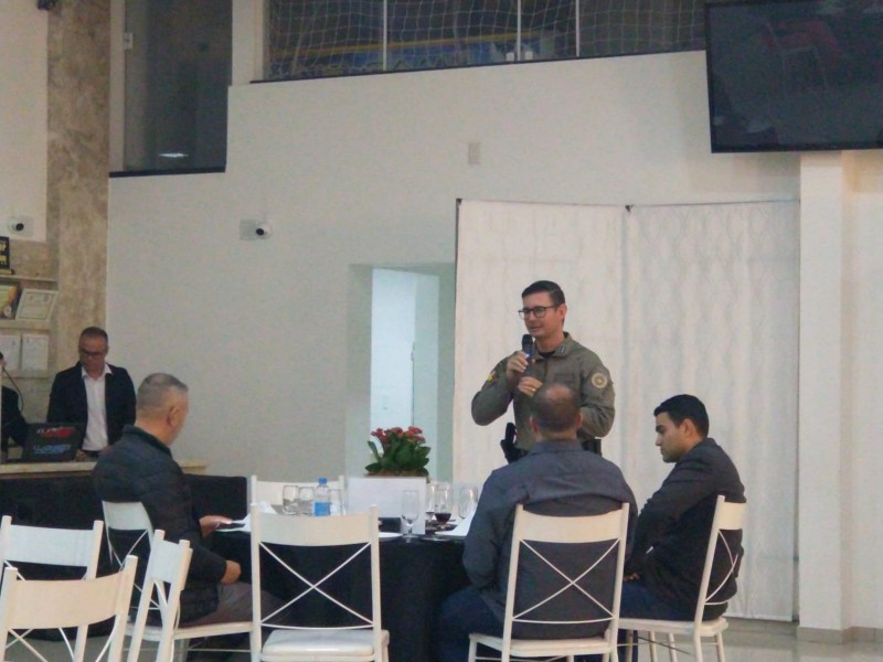Comandante do 25º BPM TC Goi falando sobre o evento