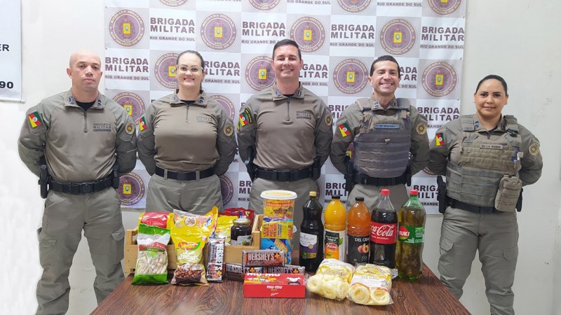 entrega de cesta colonial por reconhecimento aos policiais