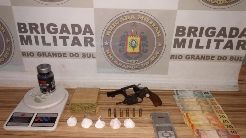 Encontra-se sobre uma mesa os seguintes materiais apreendidos em ocorrência:
um revólver calibre 32, balança de precisão, drogas e dinheiro