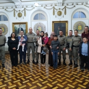 homenagens aos brigadianos no quartel do comando Geral da Brigada Militar, foto com a família 