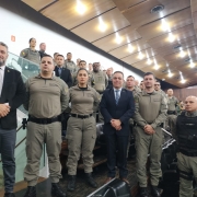 Foto dos policiais militares com deputados