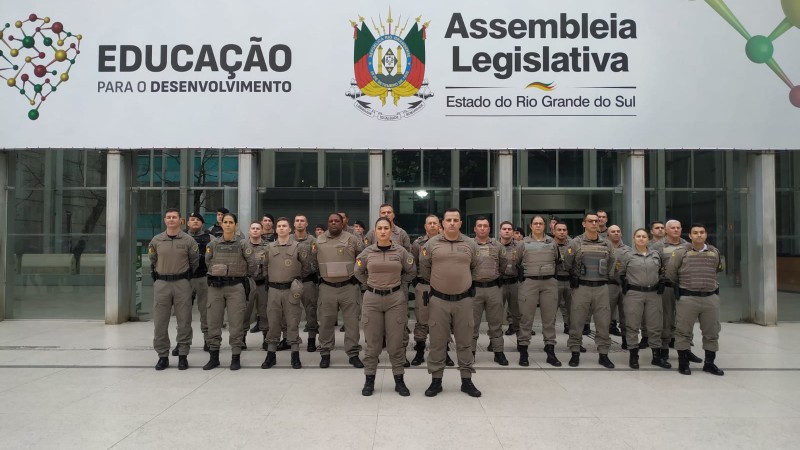 Policiais militares postados a frente da Assembleia Legislativa