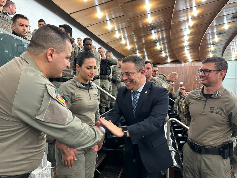 Brigadianos recebendo os parabéns de deputado Elizandro Sabino