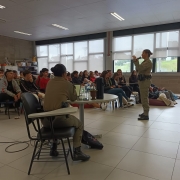 Sd Rosane e Sd Juliana em palestra com adolescentes