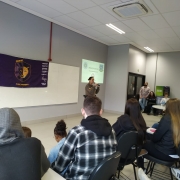 Adolescentes assistindo palestra