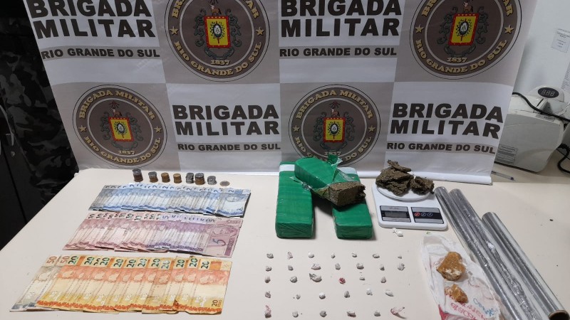 BM realiza prisão de dois indivíduos por tráfico de drogas, em Carazinho.