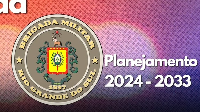 Imagem mostra a logo da Brigada Militar sobre um fundo de cor roxa/avermelhada. Do lado direito, em letras brancas, "Planejamento 2024-2033".