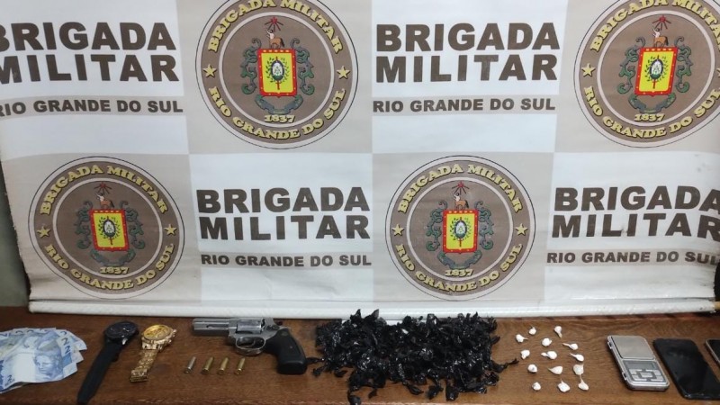 Na foto: Arma de fogo, porções de droga, balança de precisão, celulares e quantia em dinheiro.