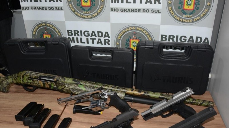 Brigada Militar prende casal por porte ilegal de arma de fogo