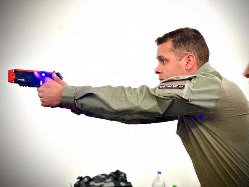 A instrução teve como objetivo capacitar os policiais para o uso seguro e adequado da arma.