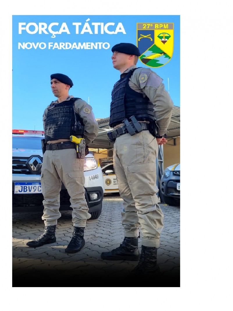Nova farda está sendo entregue ao efetivo da Brigada Militar. Nesta imagem dois policiais militares do Comando Regional de Polícia Ostensiva do Vale do Caí(Força Tática do 27ºBPM), estão posicionados em frente a uma viatura com o novo fardamento.