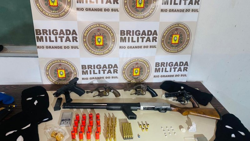 BM/7ºRPMon/Cerro Largo prende por tentativa de homicídio, porte ilegal de arma e apreende armas, munições e drogas