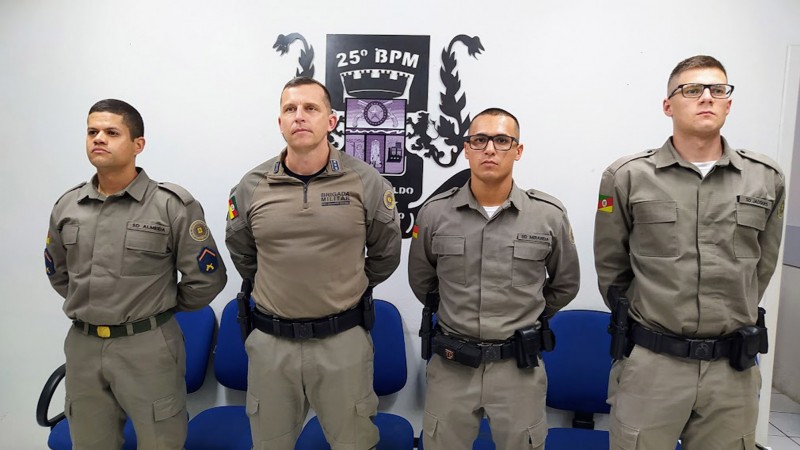 foto de novos soldados com subcomandante