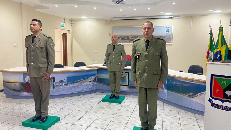 Momento da passagem de comando. Tenente Robson passando o comando ao Tenente Diniz. Acompanhados do capitão Selva