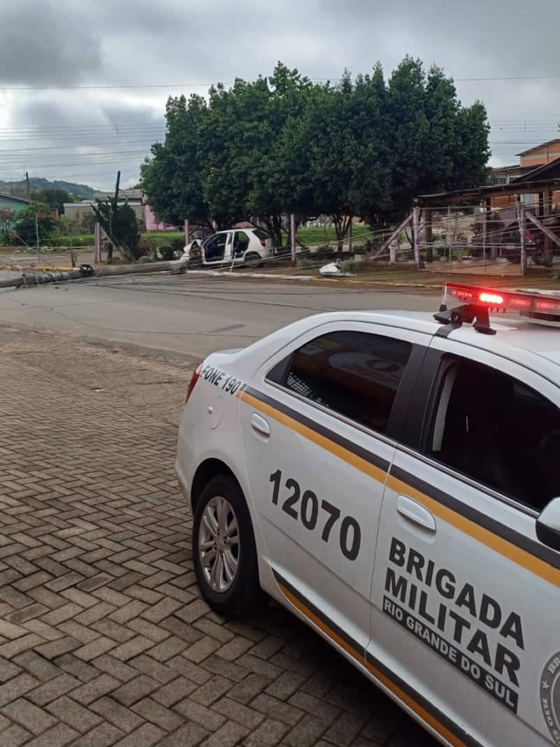 Veículo parou após se chocar e derrubar um poste de energia