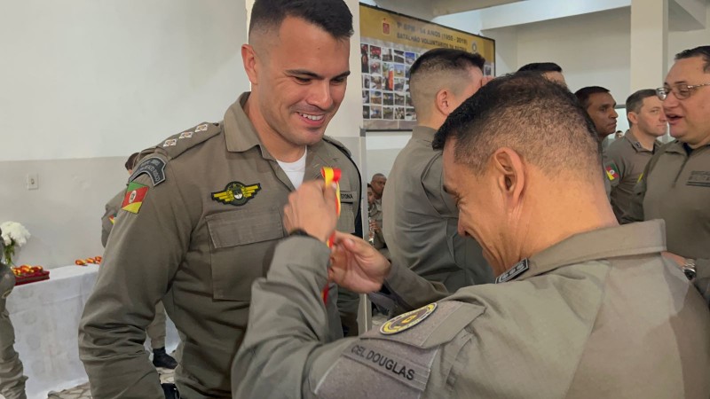 Cap Stona recebe Comenda do 9º BPM das mãos do subcomandante-geral, coronel Douglas