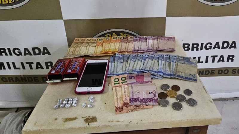 Brigada Militar apreende adolescente e prende individuo por tráfico de drogas, em Espumoso