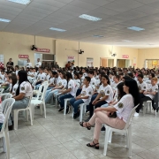 Alunos esperando pelo inicio da formatura