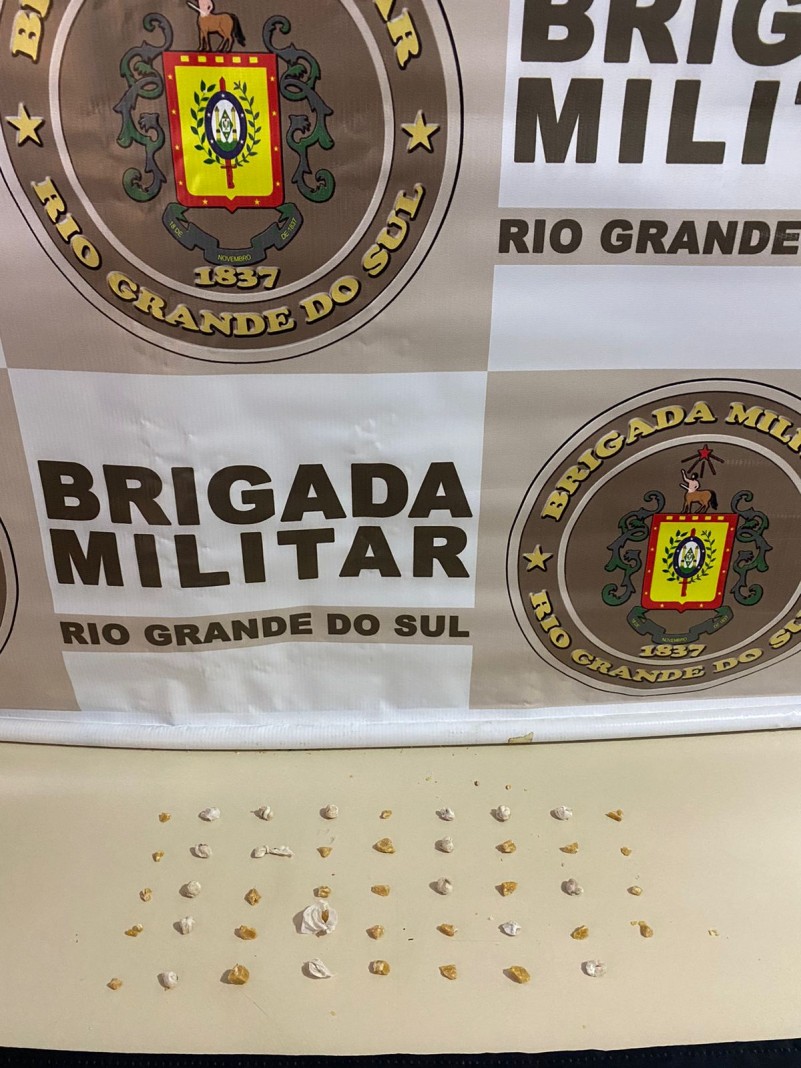 Homem é preso pela BM, pelo crime de Tráfico de Drogas, em Carazinho
