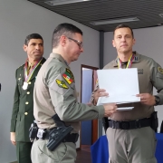 Subcomandante do 25º BPM recebendo a comenda do Batalhão