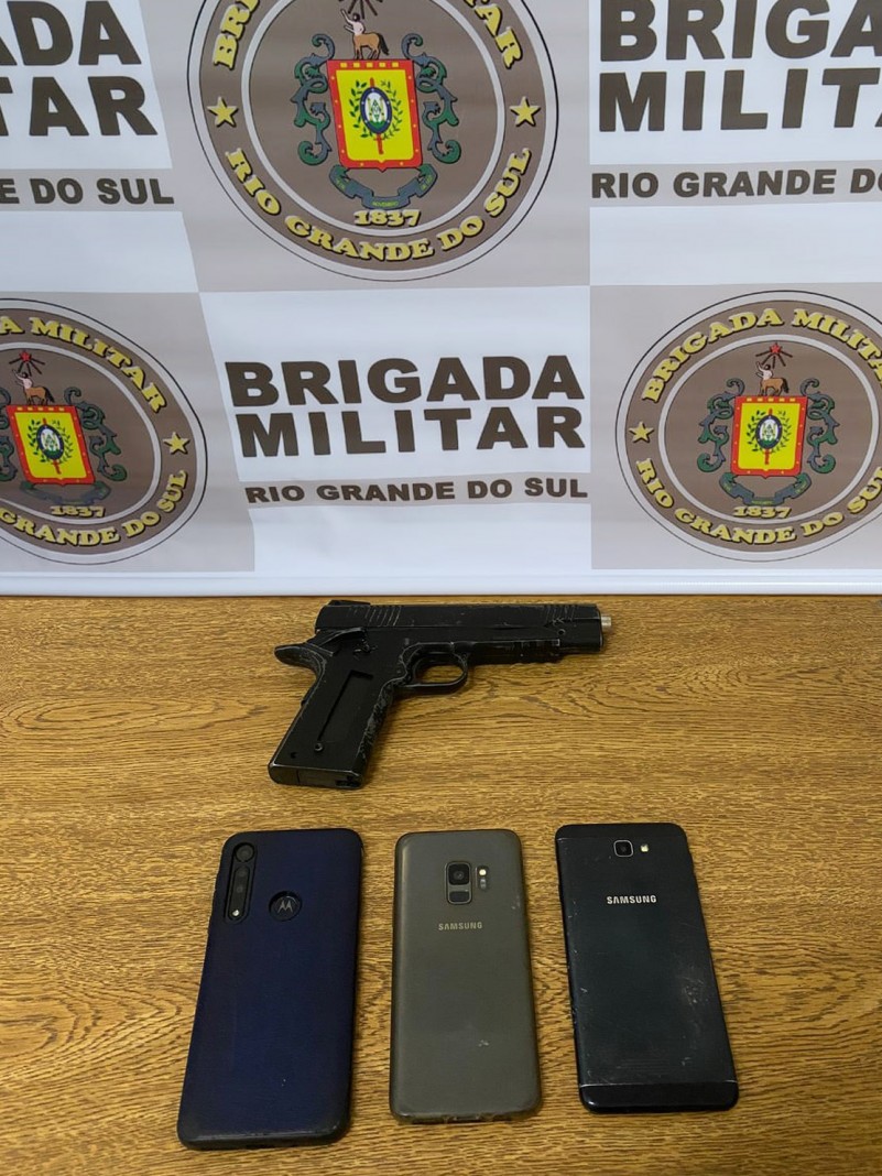 Simulacro usado em roubo a pedestre e celulares recuperados