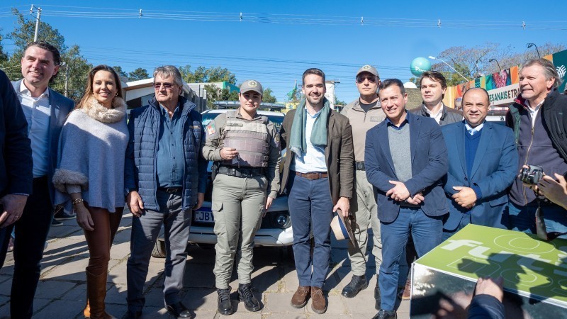 Foto mostra diversas autoridades reunidas em frente a uma viatura nova que foi entregue à Brigada Militar