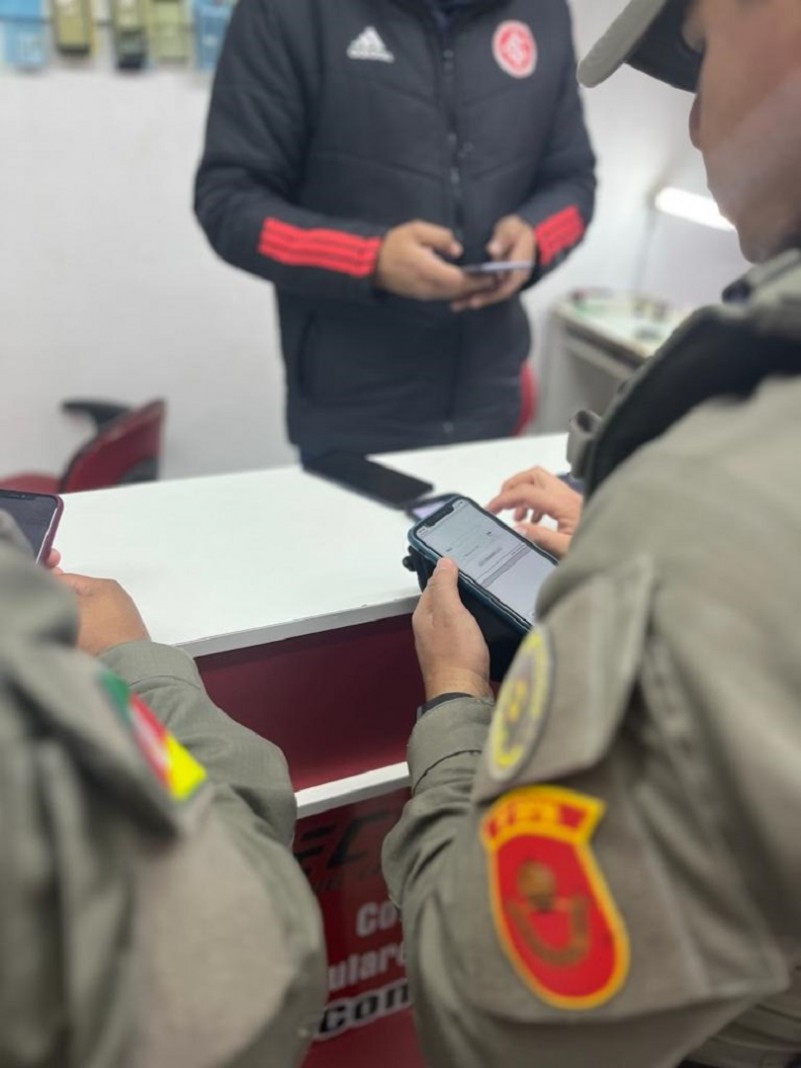 Na imagem: os militares realizam consulta do IMEI do aparelho