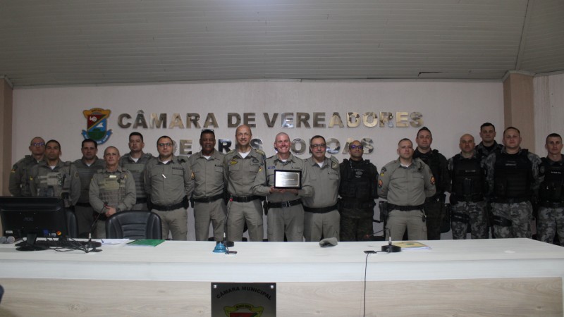 Soldado Israel e os colegas da Brigada Militar