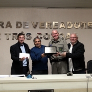Vereadores e o Prefeito entregando a honraria ao Policial Militar  