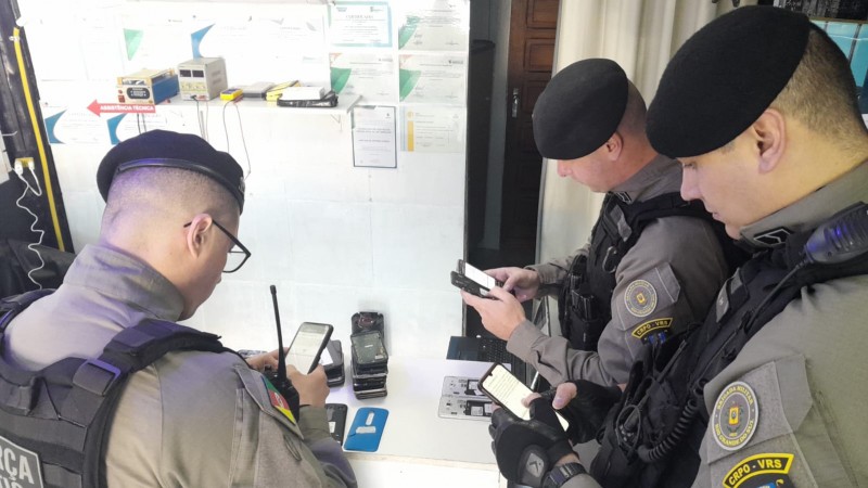 Policiais militares realizando a fiscalização nos aparelhos celulares, em são Leopoldo