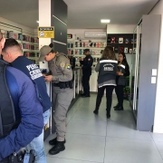 Fiscalização em estabelecimento durante a Operação Mobile, em Novo Hamburgo