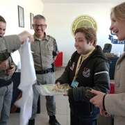 Visita de admirador da BM em Capão da Canoa acompanhado da promotora de justiça