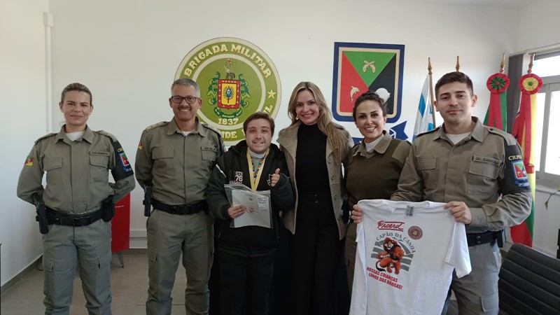 Visita de admirador da BM em Capão da Canoa acompanhado da promotora de justiça