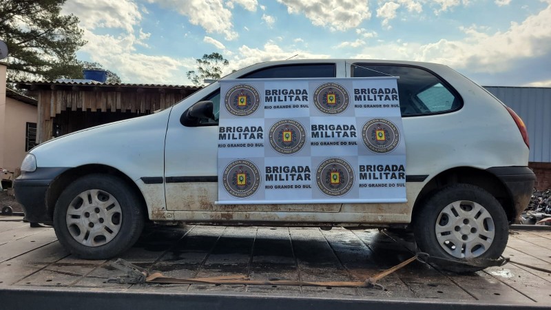 Veículo Fiat Palio, de cor branca com banner da Brigada Militar, que foi recuperado em Rolante