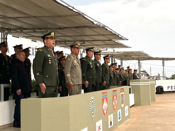 Militares estão em posição de sentido em cima de um palanque