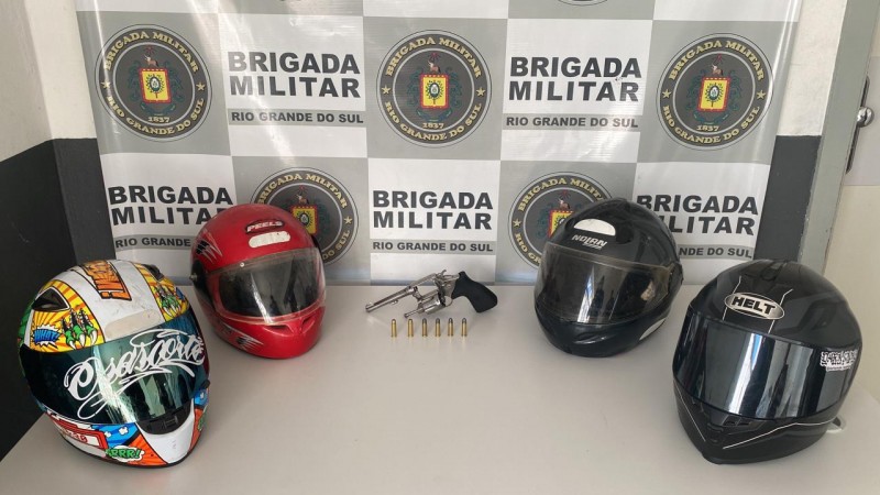 Apreensão realizada na prisão de quatro homens, por roubo a estabelecimento comercial (4 capacetes, arma de fogo e munições)