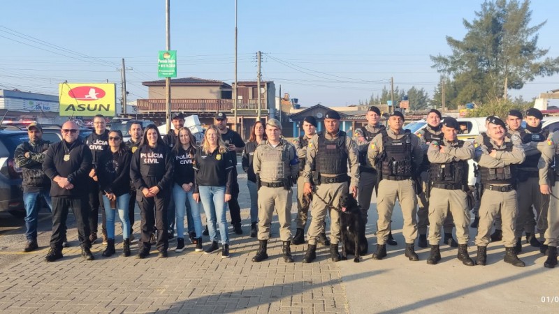 Policiais militares ( dois cães de faro) e policiais civis reunidos para execução da operação Beatles