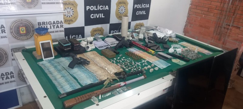 drogas, armas, munições, câmeras de vigilância, balanças de precisão apreendidos