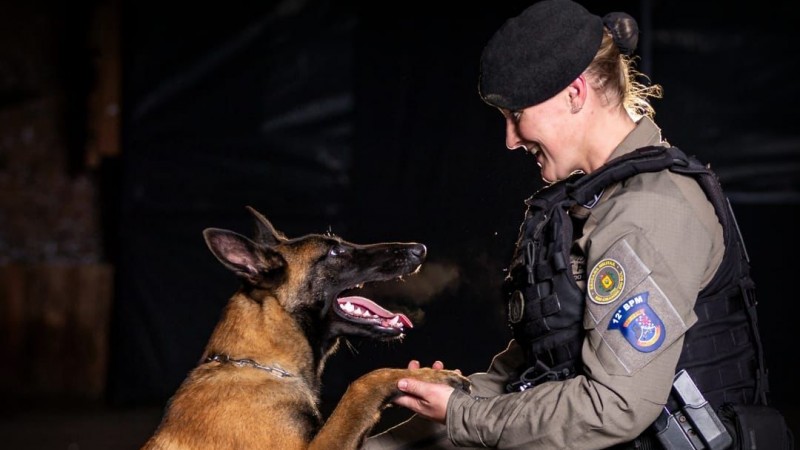 Soldado Ana Mayara Kaufmann com seu cão