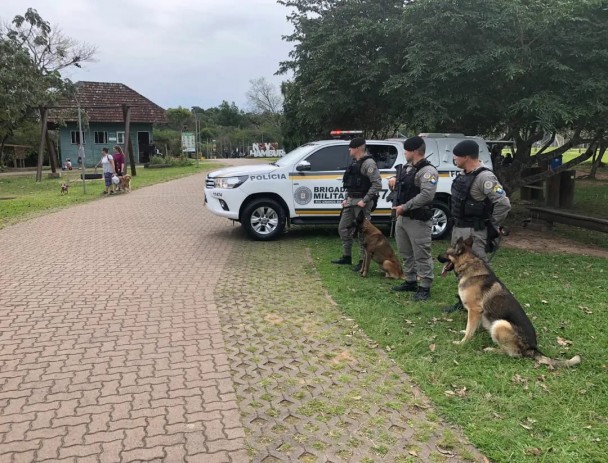 Pms e cães policiais no policiamento ostensivo no Parcão de Novo Hamburgo
