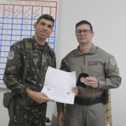 Comandante do 25º BPM recebe moeda do 19º BIMTz