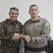 Subcomandante do 25º BPM recebe moeda do 19º BIMTz