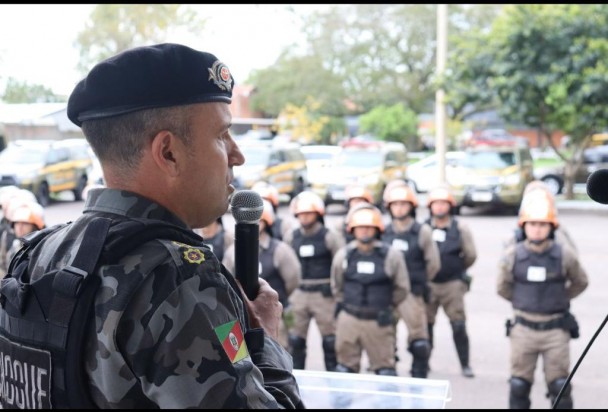 Coronel Goggia discursa à tropa na formatura do 15º EBOC
