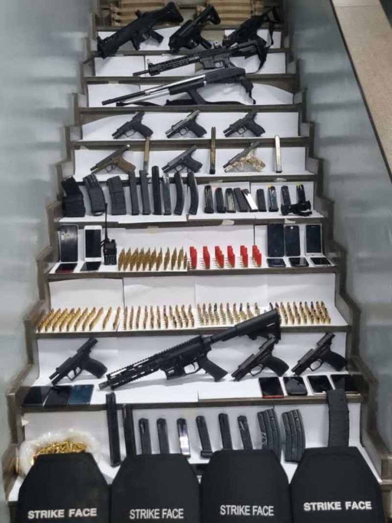 Dentre as apreensões há três fuzis, três submetralhadores, duas espingardas calibre 12, um revólver e 16 pistolas.