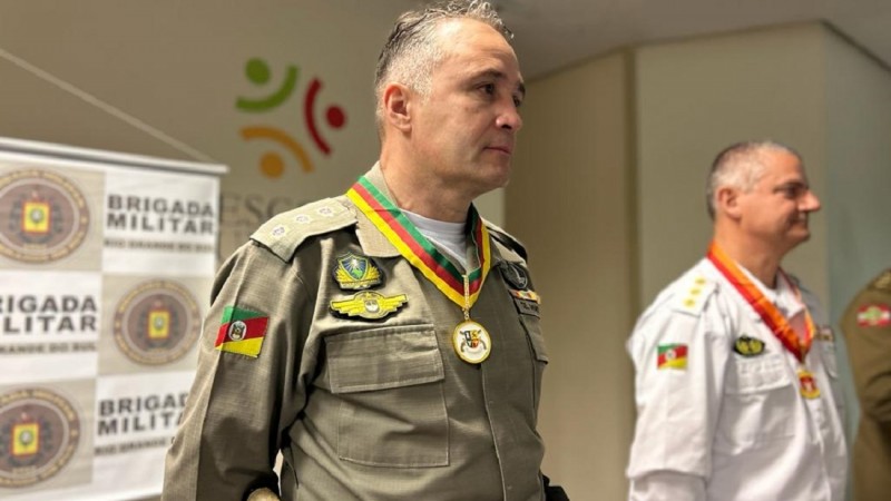 o Comandante do Comando Regional de Pol&iacute;cia Ostensiva do Vale do Rio Pardo, foi agraciado com a Comenda do Batalh&atilde;o de Pol&iacute;cia Fazend&aacute;ria - BPFaz/Comando dos &Oacute;rg&atilde;os de Pol&iacute;cia Militar Especiais
