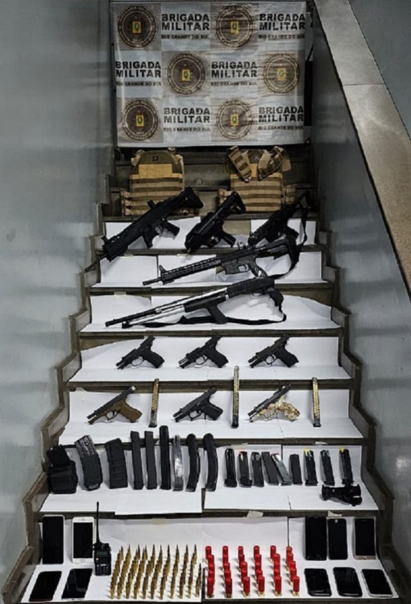 Exposição de 25 armas - de diversos calibres, 21 carregadores e munições de diferentes calibres, as quais foram apreendidas em ocorrência nos bairros Mario Quintana e Costa e Silva, em Porto Alegre.