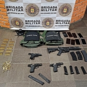 Exposição de materiais ilícitos apreendidos: armas, munições e coletes balísticos.